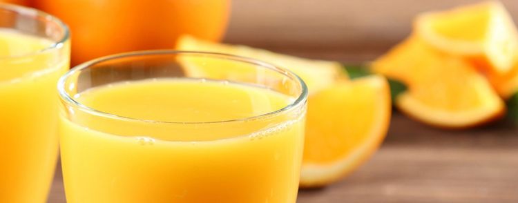 Vegane Zitronen-Basilikum-Panna-Cotta mit Himbeersauce